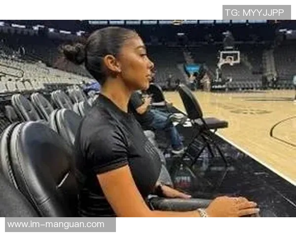 索汉女友观赛换新装引热议时尚造型再度吸引眼球 索汉女友观赛换新装引热议时尚造型再度吸引眼球