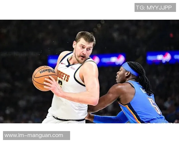 约基奇倒下后昔日好友现身邪魅一笑引发赛场风波 约基奇倒下后昔日好友现身邪魅一笑引发赛场风波