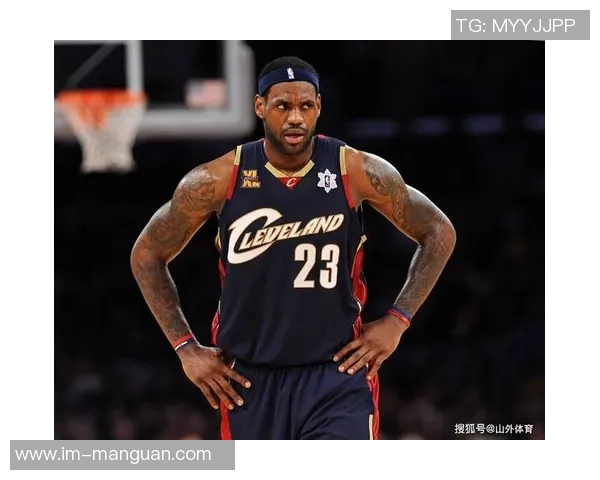 詹姆斯赛后采访时佩戴骑士冠军戒指展现永恒荣耀与不屈精神